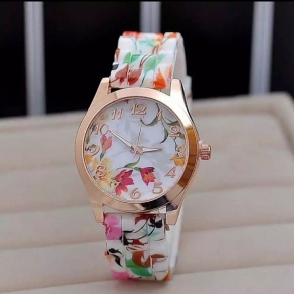 Women Watch Printed Flowr Watch New - Picture 3 of 5
